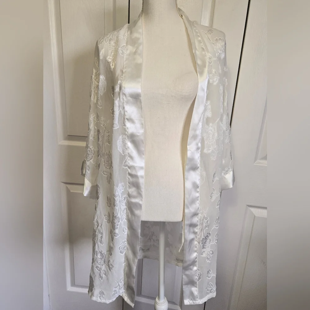 Vintage 1990s Y2k Dominique Simone Elegant White Floral Kimono Robe